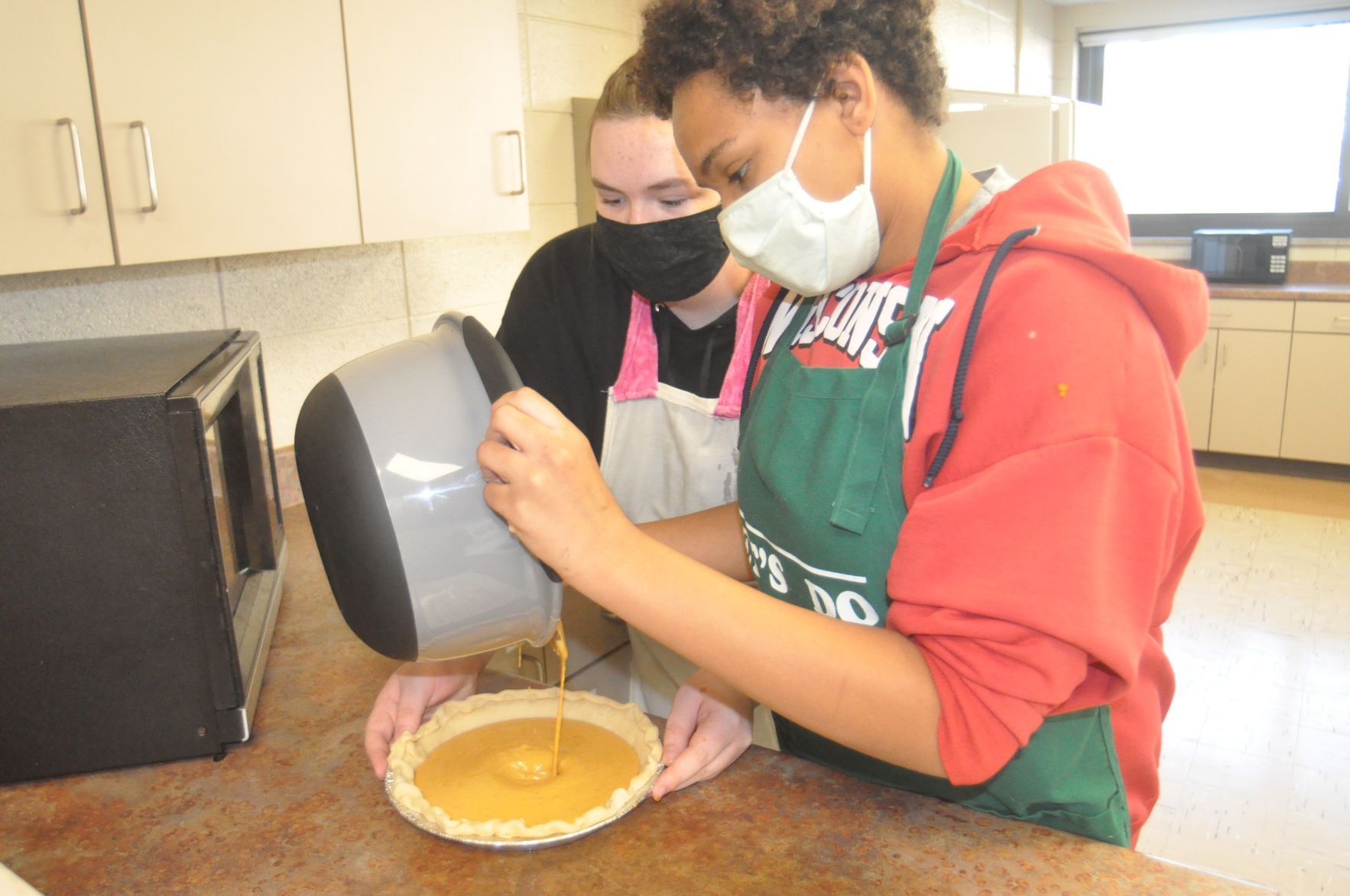 Logan Middle Schoolers make pies for community Thanksgiving dinner